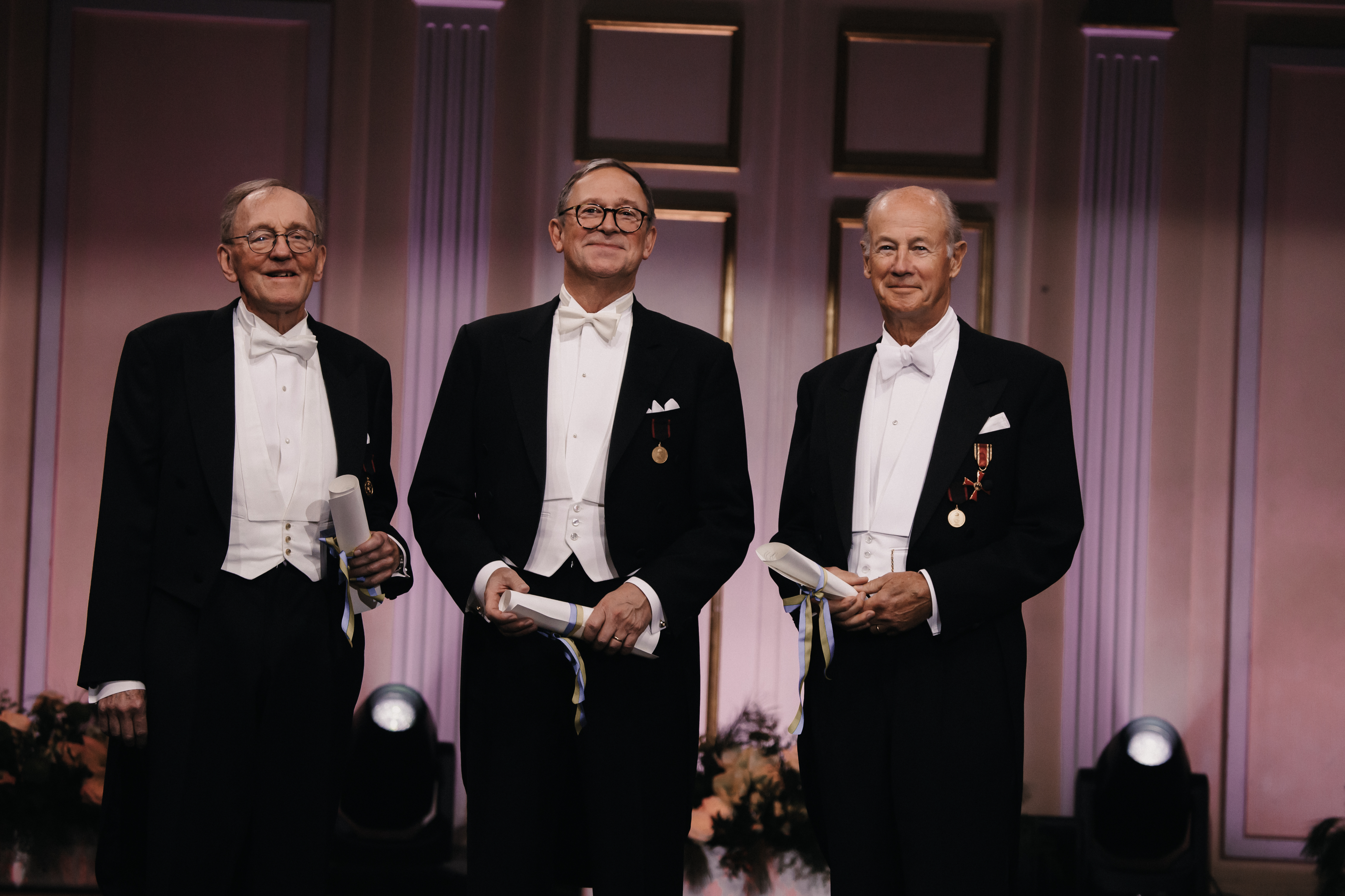 Mats Guldbrand, Staffan Thorslund och Sverker Lundqvist mottar 2021-års Förtjänsttecken i guld av H. K. H. Kronprinsessan Victoria.